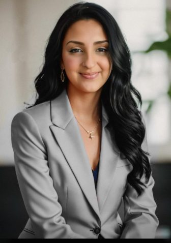 Designer Gráfico com 10 anos de experiência, criando identidades visuais e soluções criativas que conectam marcas e pessoas.